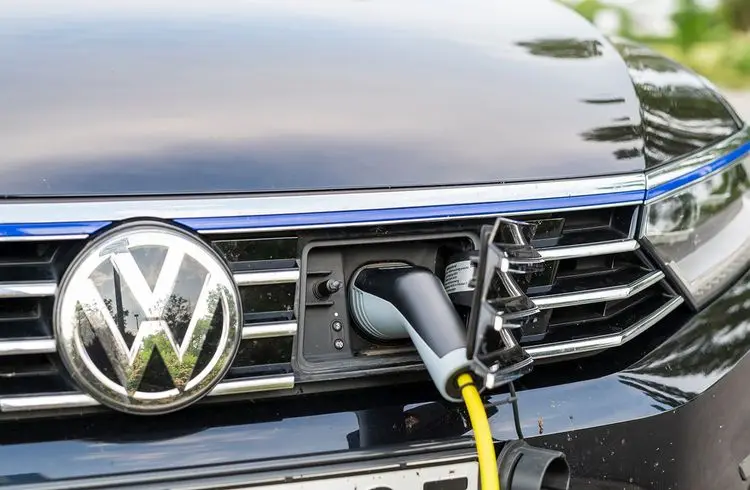 Volkswagen strebt Unabhängigkeit von chinesischen Batteriekomponenten an